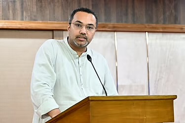 এইচএসসি পরীক্ষা নিয়ে সরকারের ৫ উদ্যোগের কথা জানালেন প্রধানমন্ত্রীর উপদেষ্টা মাহদী আমিন