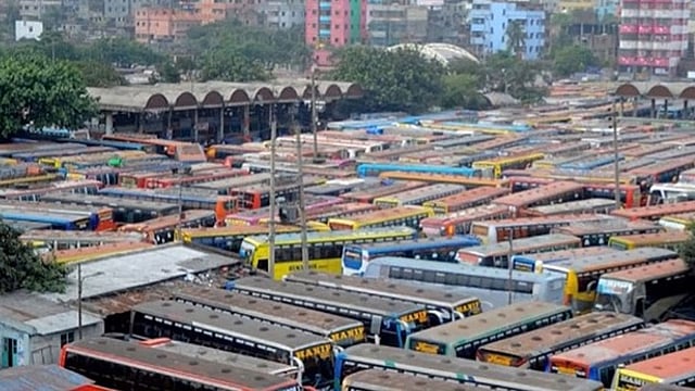 মহাখালীতে অলস পড়ে থাকা বাস পূর্বাচলে নেওয়া শুরু।