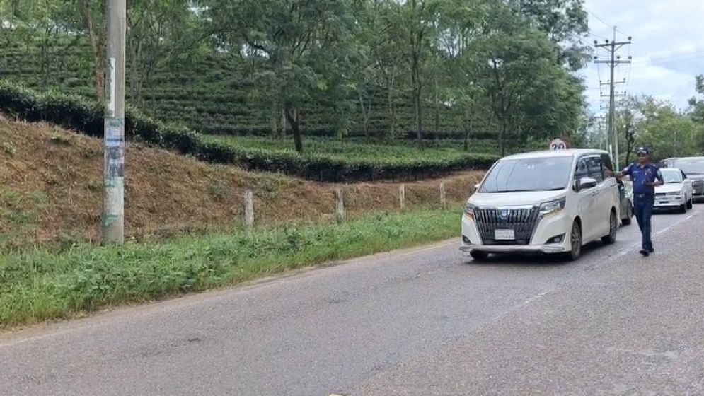 পুলিশি ব্যারিকেড ভেঙে হবিগঞ্জের পথে এনসিপি নেতারা